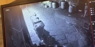 Pignasecca, crolla il cornicione di un palazzo