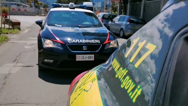 Napoli, blitz contro il contrabbando di sigarette: 17 misure cautelari