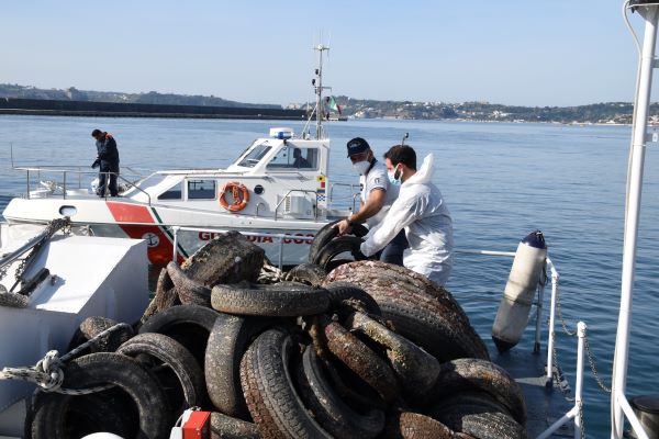 Napoli: recuperati 700 kg di pneumatici abbandonati nel Parco Sommerso di Gaiola