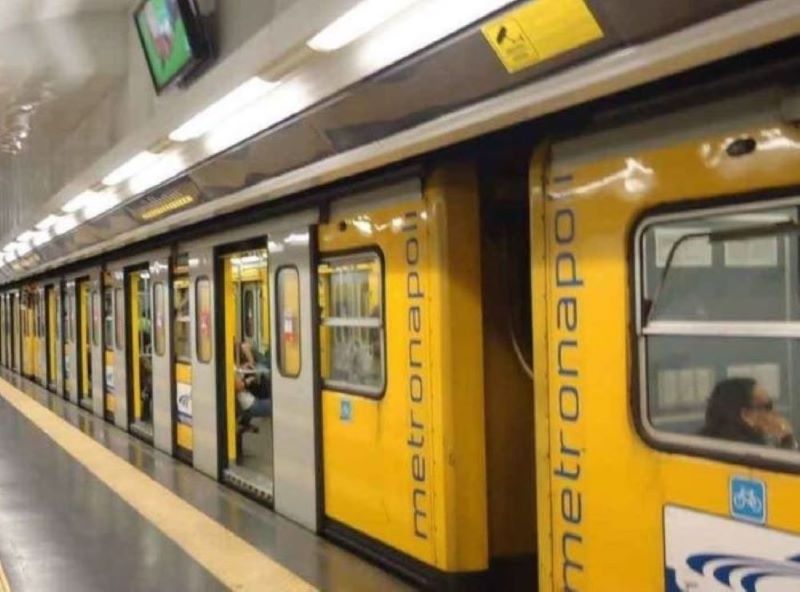 Metropolitana di Napoli, uomo si lancia sotto treno e muore