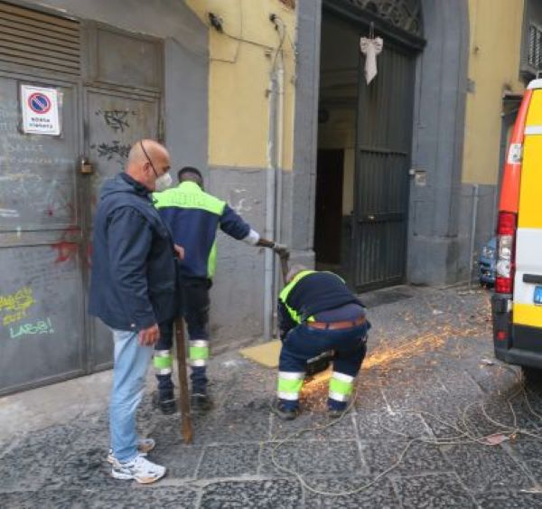 Quartieri Spagnoli: rimossi 102 paletti abusivi e 19 carcasse di auto e moto