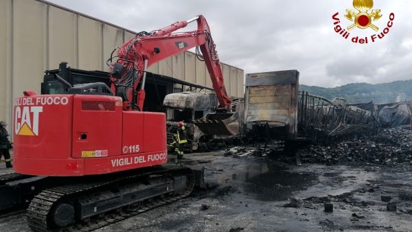 Rogo a Montefredane: l’incendio manda in fiamme ben 12 tir