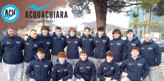 Serie A2 maschile, terza giornata Prova maiuscola dell’Aktis Acquachiara che piega 10-8 la Rari Nantes Sori a Camogli. Prima vittoria nel torneo per i biancoazzurri Grinta, cuore, determinazione ma soprattutto la voglia di arrivare di un gruppo di ragazzi che giorno dopo giorno lavora duramente per crescere e dimostrare di poter militare nella massima serie. Se nelle previsioni della vigilia squadra e allenatore preventivavano il girone di andata come tempo necessario a raggiungere l’amalgama e perfezionare gli automatismi di gioco di un roster totalmente rinnovato l’Aktis Acquachiara del nuovo corso brucia i tempi e porta a casa il primo meritato successo stagionale. Nell’incontro valevole per la terza giornata di andata del girone Sud i partenopei superano 10-8 la Rari Nantes Sori nell’incontro disputato alla Giuva Baldini di Camogli e muovono così la classifica abbinando la pragmaticità del risultato ai complimenti per la bella prestazione. Gli ospiti partono a razzo e trascinati dalla tripletta dello scatenato Rocchino, top scorer di giornata per i suoi con un poker, chiudono il parziale di apertura sul 4-1 e, nelle battute iniziali di seconda frazione toccanl massimo vantaggio grazie al primo sigillo di giornata di Musacchio che trasforma la superiorità numerica del provvisorio 5-1. I padroni di casa non ci stanno e per reagire si affidano agli elementi di maggior esperienza con Mugnaini che mette a referto tre gol per riportare i suoi in partita e chiudere la prima parte del confronto sul 5-6. Al rientro delle due formazioni dall’intervallo lungo i liguri pervengono al pareggio ma nel momento in cui la contesa potrebbe cambiare padrone gli ospiti reagiscono con maturità e riescono a piazzare il break decisivo a cavallo dei due ultimi periodi piazzando quel 2-0 che viene poi difeso fino alla fine per la lecita esplosione di gioia dei leoni acquachiarini. A fine partita Walter Fasano commenta così la prova dei suoi: “Abbiamo disputato un’ottima gara, finalmente abbiamo interpretato bene ciò che stiamo provando da tempo a dimostrazione che è un gruppo giovane ed in crescita. Sicuramente non ci esaltiamo per una vittoria così come non ci deprimiamo per una sconfitta. Non era facile giocare su un campo all’aperto ma i ragazzi sono stati strepitosi, abbiamo attuato un’ottima fase difensiva e non abbiamo sprecato le occasioni create in attacco. Complimenti alla squadra ma dobbiamo continuare a lavorare per questo percorso di crescita che mira prima a formare uomini e poi atleti”. Il protagonista di giornata Mattia Rocchino non nasconde la sua gioia:” Sono molto felice per la vittoria della squadra e per la prestazione, sia collettiva che individuale. Raccogliamo oggi il primo frutto dopo tre mesi di lavoro intenso. È il primo passo, non dobbiamo fermarci al risultato odierno che deve rappresentare un punto di partenza e non di arrivo. La chiosa è affidata al direttore tecnico Mino Marsili:” Il bicchiere mezzo pieno della scorsa settimana si sta riempiendo. I ragazzi oggi hanno disputato un’ottima partita e, a mio avviso, i margini di crescita sono ancora notevoli”. FUTURENERGY RINNOVABILE R.N. SORI-ACQUACHIARA ATI 2000 8-10 FUTURENERGY RINNOVABILE R.N. SORI: A. Benvenuto, G. Congiu 1, M. Giordano 2, M. Mugnaini 3, A. Viacava, E. Cocchiere, M. Cappelli 1, F. Mauceri, G. Cocchiere, G. Penco, M. Morotti, Giosue' Congiu 1, S. Benvenuto. All. Ferreccio ACQUACHIARA ATI 2000: C. Alvino, P. Musacchio 2, G. Di Leva, N. Marinkovic, Fabio Angelone, A. Gargiulo, Francesco Angelone 1, M. Aiello 2, M. Gargiulo, D. De Gregorio, D. Rocchino 4, G. Giello 1, E. Scamardella. All. Fasano Arbitri: Bensaia e Baretta Note: Parziali: 1-4 4-2 1-1 2-3 Usciti per limite di falli: Cappelli (S) e Musacchio (A) nel quarto tempo. Superiorità numeriche: RN Sori 3/9, Acquachiara 5/10.