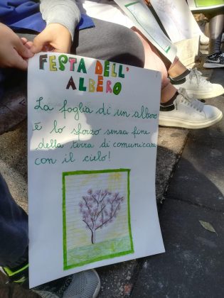 A Bagnoli i bambini dell'istituto I.C. 41 Console cantano per la Festa dell'Albero