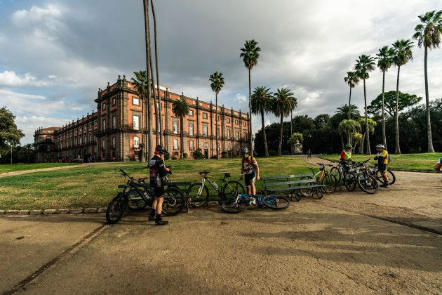 Napoli Obliqua, ciclisti alla scoperta della citt&agrave;. Foto e video