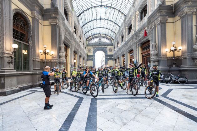 Napoli Obliqua, ciclisti alla scoperta della citt&agrave;. Foto e video