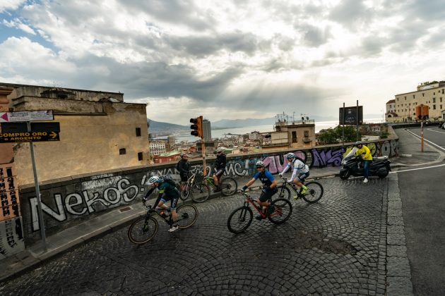 Napoli Obliqua, ciclisti alla scoperta della citt&agrave;. Foto e video