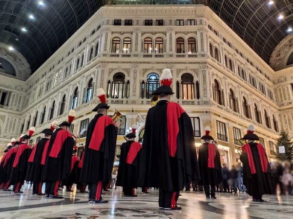 100 anni dall’ultimo viaggio del Milite Ignoto: concerto dei Carabinieri nella Galleria Umberto