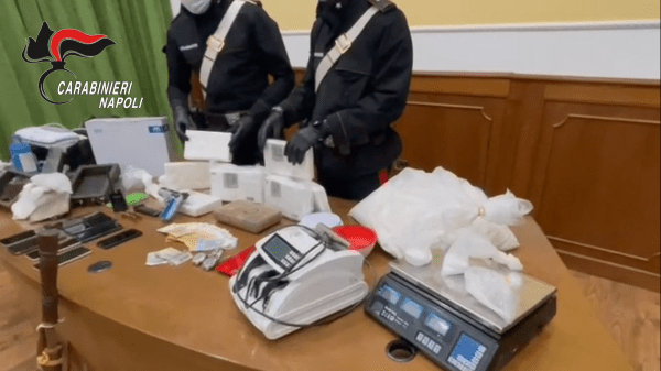 Napoli e Provincia, duro colpo allo spaccio di droga: tre arresti e sequestro di 10 kg di cocaina