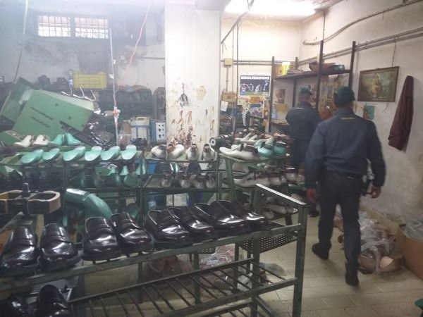 Cesa, fabbrica abusiva di scarpe con lavoratori “in nero”: in 3 percepivano il reddito di cittadinanza