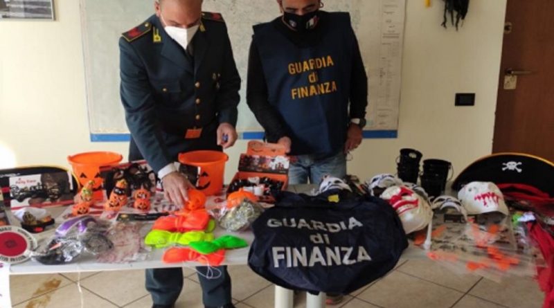 Halloween, a Napoli sequestrati prodotti contraffatti
