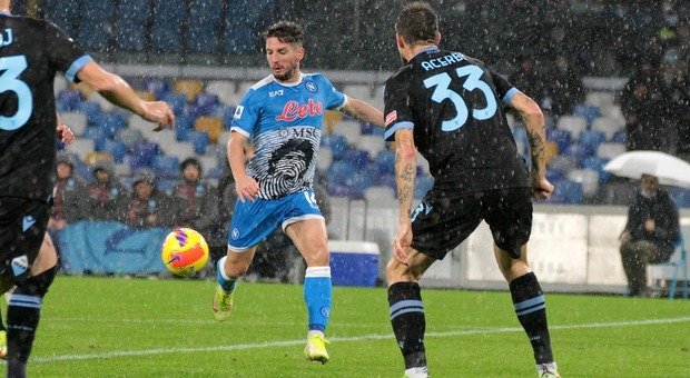 Napoli capolista solitaria con la vittoria contro la Lazio 4-0