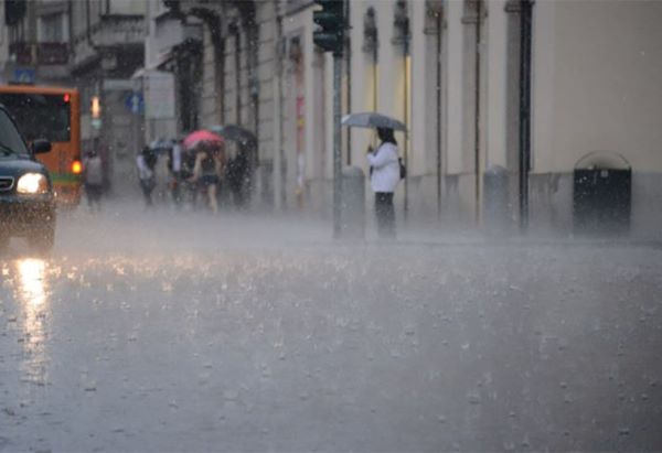 Maltempo a Napoli, strade allagate e binari sommersi: stop ai tram