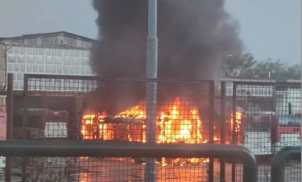 Pozzuoli, vasto incendio nel deposito Ctp: 3 bus in fiamme