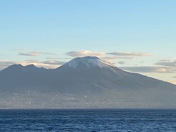 Capri e il Vesuvio innevato: lo spettacolo dell’alba ripresa dal mare (VIDEO)