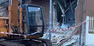 Volla, colpo in banca: portano via la cassa con una ruspa