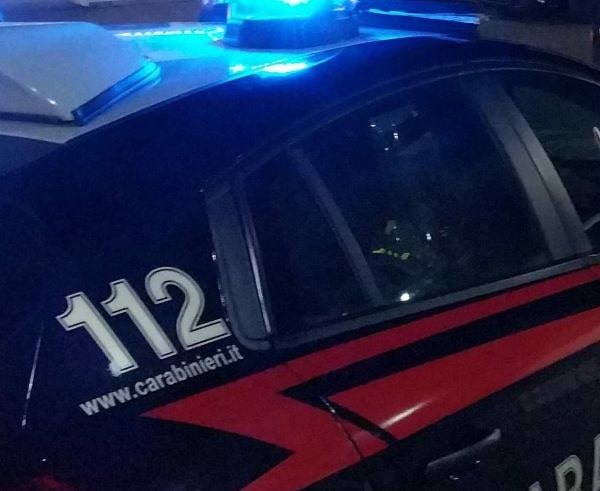 Mezzocannone, rapina con un coltello: 21enne arrestato