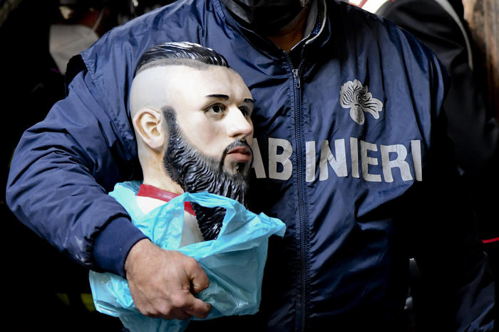 Il busto del baby boss Emanuele Sibillo sarà esposto nel Museo criminologico Il busto del baby boss Emanuele Sibillo sarà esposto nel Museo criminologico