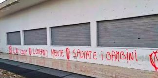 Mostra d'Oltremare, scritte no vax all'esterno dell'hub vaccinale