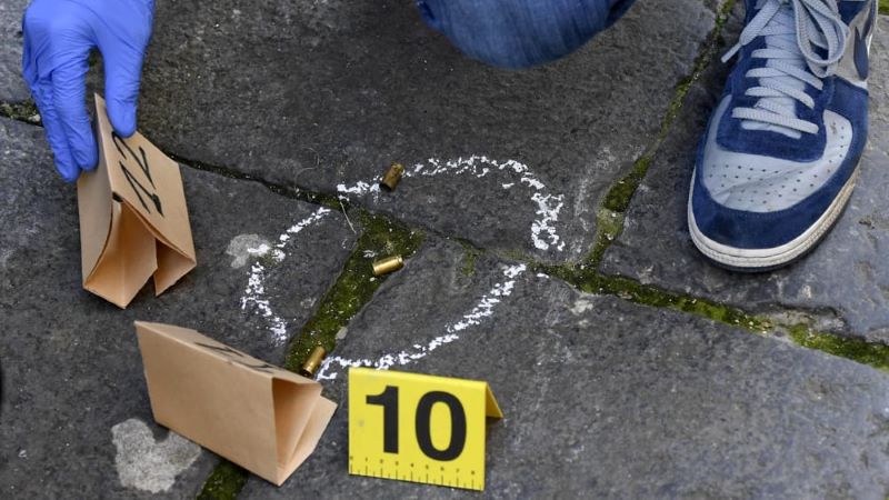 Ponticelli, agguato di Camorra nella notte: 35enne ucciso con 10 colpi di pistola