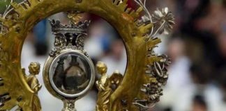 Si ripete il Miracolo di San Gennaro: sangue sciolto a 10.01