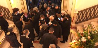 Teatro San Carlo, assembramenti alla prima del film sui De Filippo: direttore Asl va via Teatro San Carlo, folla alla prima del film sui De Filippo