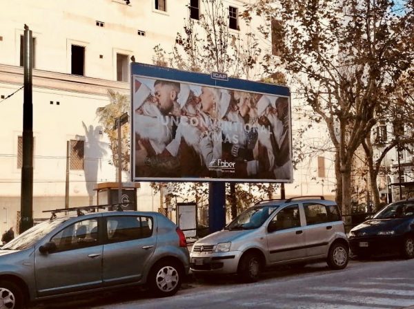 Babbo Natale bacia drag queen, campagna shock a Napoli