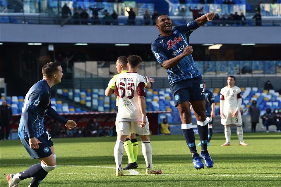 Il Calcio Napoli passeggia sui resti della Salernitana 4-1