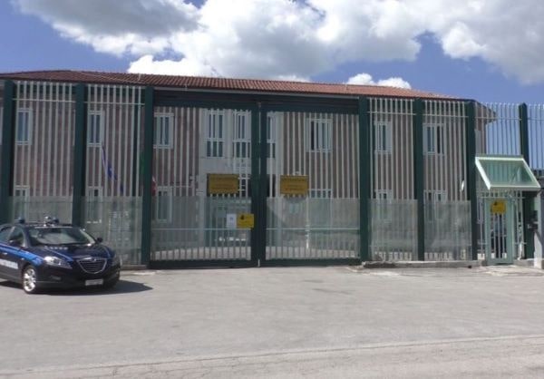 Bellizzi Irpino, evadono dal carcere calandosi con lenzuola annodate: due detenuti in fuga