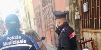 Torre Annunziata, catene, sedie e pali abusivi rimossi dalla strada: multe e denunce