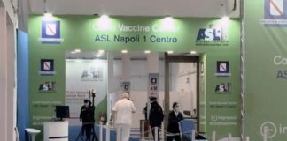 Vaccini, anche oggi assalto agli hub a Napoli