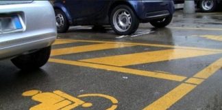 Napoli, disabile parcheggia con contrassegno H e trova multa