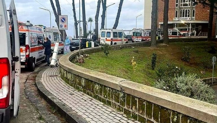 Ospedale Cotugno, tornano le ambulanze in fila per ore