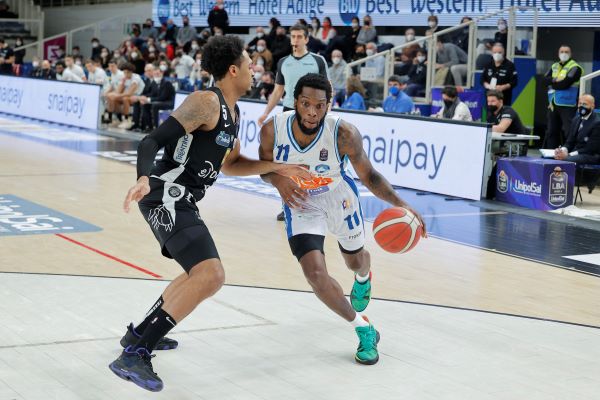 Gevi Napoli Basket, altra sconfitta sul campo della Dolomiti Energia Trentino: 85-72
