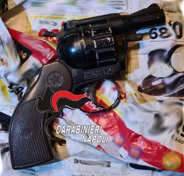 Casoria, pretende il gelato ma non ha il green pass: 88enne estrae una pistola Casoria, pretende il gelato ma non ha il green pass: 88enne estrae una pistola