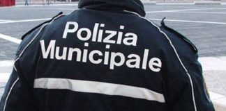 Via Duomo, vigile urbano aggredito: arrestato clochard