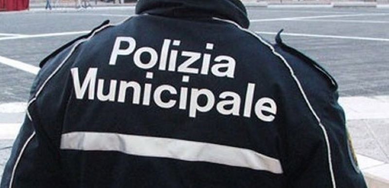 Via Duomo, vigile urbano aggredito: arrestato clochard