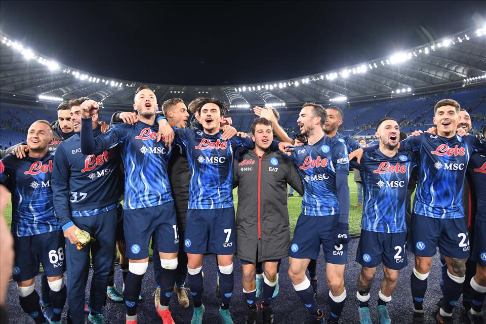 Calcio Napoli all'ultimo respiro 2-1 alla Lazio e prima posizione