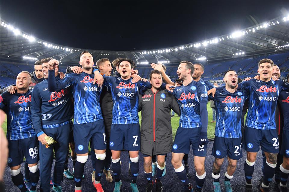 Calcio Napoli all'ultimo respiro 2-1 alla Lazio e prima posizione Calcio Napoli all'ultimo respiro 2-1 alla Lazio e prima posizione