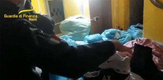 Forcella, scoperto deposito del falso: denunce e sequestri