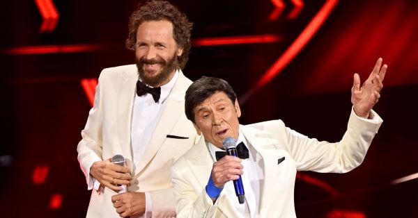 Sanremo 2022: Morandi-Jovanotti mandano in delirio l’Ariston e vincono la serata cover