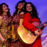 Il Trio Kalìka al Nuovo Teatro Sancarluccio tra canzoni a cappella, sperimentazione e intrecci vocali