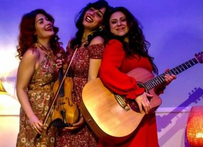 Il Trio Kalìka al Nuovo Teatro Sancarluccio tra canzoni a cappella, sperimentazione e intrecci vocali