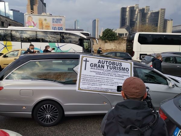 Protesta bus turismo, Confesercenti Campania: “1058 aziende a rischio senza sostegni e ripresa”