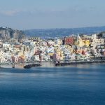 Procida, lanciano sassi dal belvedere: denunciati tre minorenni
