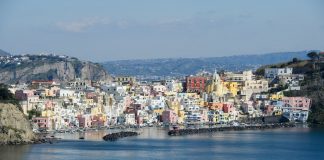 Procida, lanciano sassi dal belvedere: denunciati tre minorenni