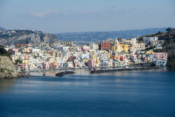 Procida, basta bottigliette d'acqua: obiettivo plastic free