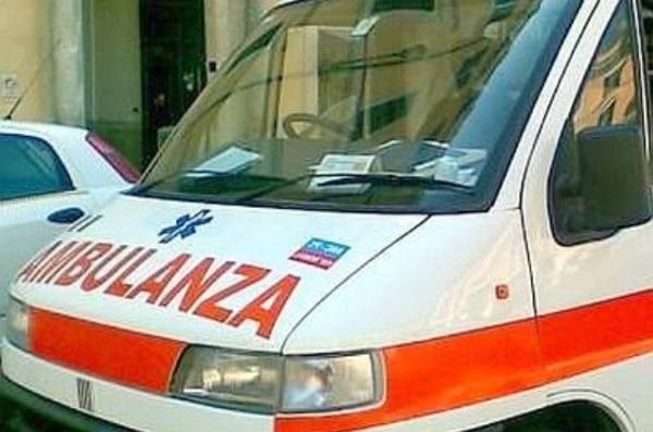 Villaricca, bus finisce fuori strada: autista in ospedale