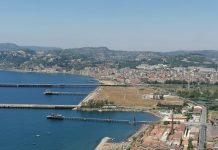 Bagnoli, partono le demolizioni in mare: Manfredi parla di “giornata storica” Bagnoli, partono le demolizioni in mare