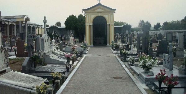 Cimitero di Poggioreale resta chiuso: confronto con l’assessore Santagada